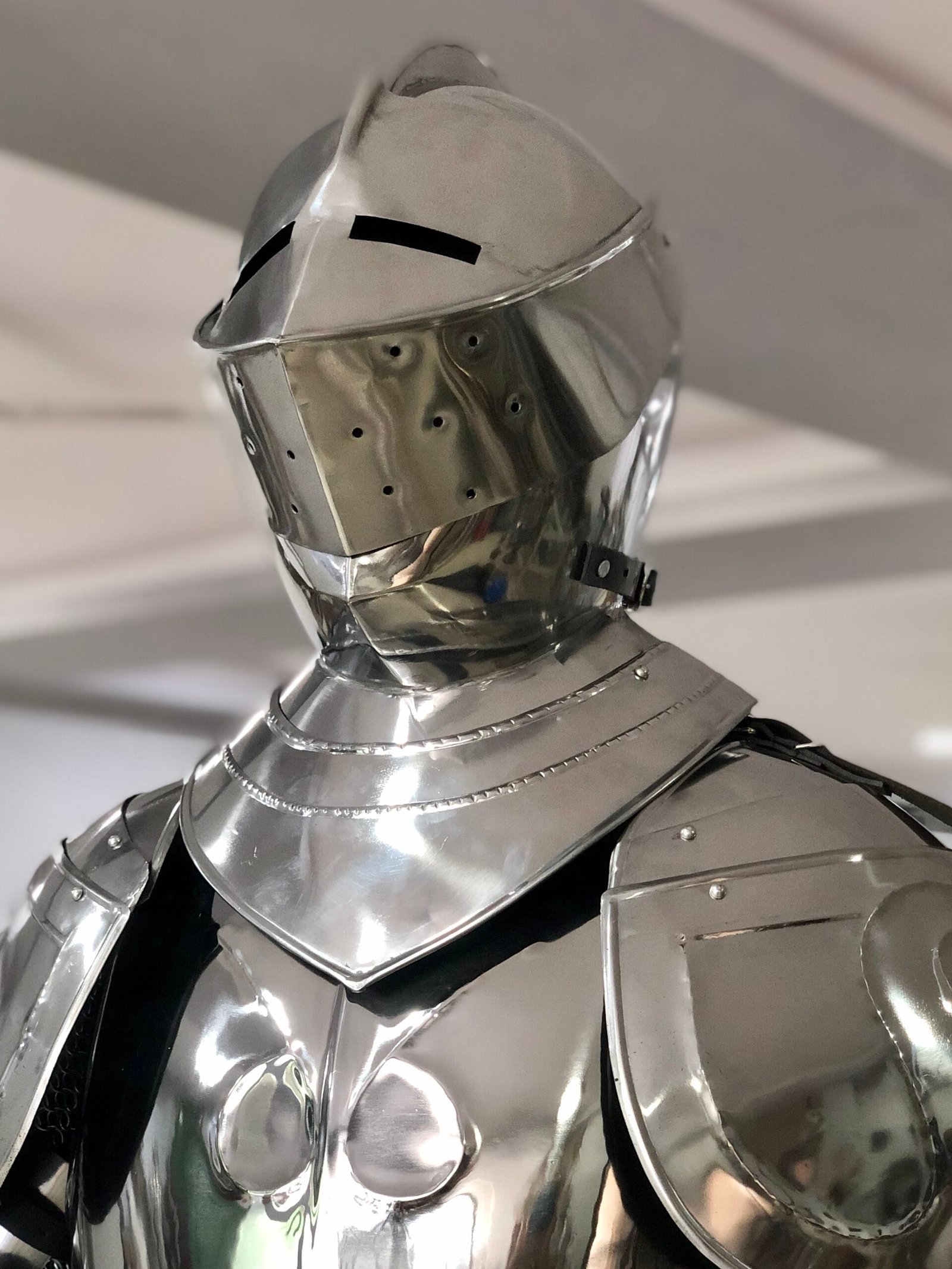 Historium Vault Close Knight Suit of Armor Medieval Combat Full Body Armour Suit Costume - Image 2